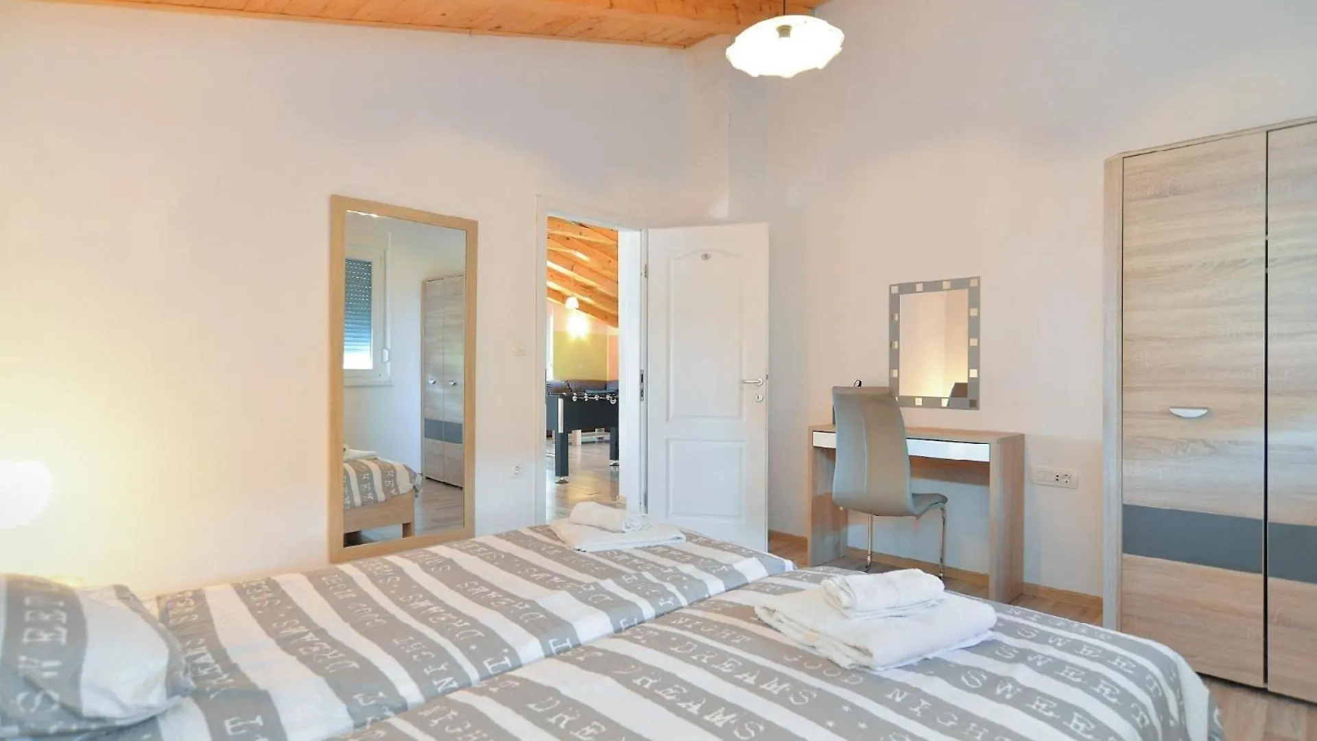 Ferienhaus Mit Privatpool Fuer 12 Personen Ca 200 Qm In Valbandon, Istrien Istrische Riviera 0*, Valbandon